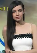 Sofia Carson  interprète Evie.