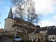 L'église Saint-Roch, y compris la tour et l'enclos du cimetière