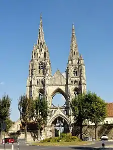 La façade occidentale de l'église.