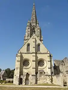 Réfectoire, pignon sud et tour sud de l'abbatiale.