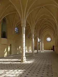 Ce système des voûtes sur croisée d'ogives peut, contrairement aux voûtes d'arêtes simples, atteindre une grande légèreté dans l'architecture gothique, comme ici à Saint-Jean-des-Vignes de Soissons (ou aux collège des Bernardins à Paris).