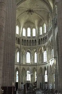 Le croisillon sud du transept, à quatre niveau avec ses tribunes.