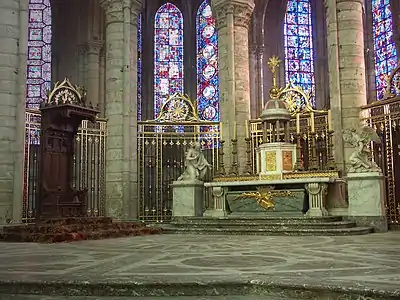 Le maître-autel de la cathédrale entouré de deux statues de marbre blanc de la deuxième moitié du XVIIIe siècle, représentant l'Annonciation, œuvres de Michel-Ange Slodtz. À gauche, la cathèdre.