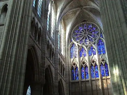 Le croisillon nord du transept et sa verrière.