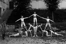 Membres du Sokol formant une pyramide humaine en 1924.