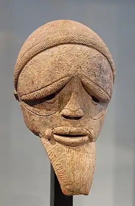 Tête masculine, Sokoto, 500 - 100 av. J.-C. (contemporain du Nok récent), Terre cuite, modelée, striée, H 33 cm. Pavillon des Sessions.