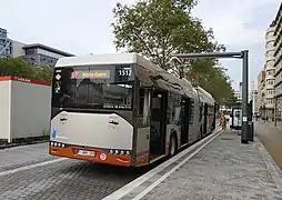 Un autobus articulé de la STIB recharge ses batteries à Bruxelles.
