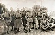 Soldats du 110e RI après la guerre 14 : présence de la fourragère aux couleurs de la médaille militaire.