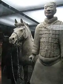 Soldat en cuirasse et sa monture (soldat : H 185 cm, cheval : H 174 cm, poids 340 kg).
