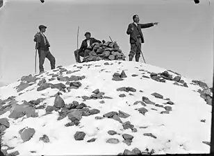 Soler avec deux guides au sommet des Posets, 1907.