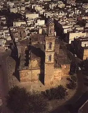 photographie aérienne d'une ville ; une église au premier plan