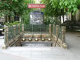 Une des entrées de la station sur la place Jacques-Bainville.