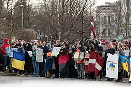 Manifestation pro-ukrainienne devant la Seima à Riga (Lettonie).