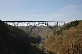 Une motrice Diesel série 628 empruntant le viaduc (26 mars 2013).