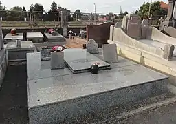 Tombe d'Anselme Lesage au cimetière de Villers-Campeau.