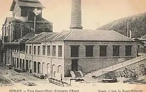 Carte postale ancienne en noir et blanc de la fosse Casimir-Perier des mines d'Anzin à Somain, avec ses bâtiments et son chevalement recouvert de bois. La photographie date d'avant la Première Guerre mondiale.