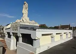 Le monument aux morts et sa crypte.