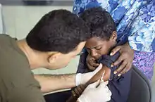 Un garçon reçoit une injection de vaccin
