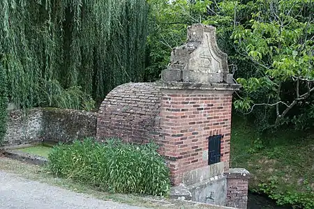 La fontaine de la rue du château.