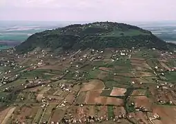 Le mont Somló. Le plateau sommital est sur la commune de Doba.