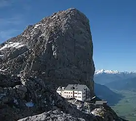 Vue de la face nord du Sommerstein, au pied le Riemannhaus.