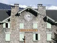 Horloge et haut de l'ancien bâtiment côté parking.