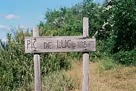 Panneau signalant l'arrivée au sommet du Pic de Luc, à Luc en Diois dans la Drôme