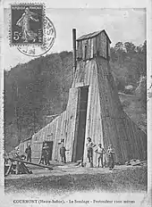 Une autre tour de forme plus pyramidale sur un flanc de colline boisée.