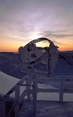 Héliographe sur la plate-forme de l'observatoire (3 111 m).