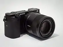 Description de l'image Sony Alpha ILCE-6000 APS-C-frame camera with lens.jpeg.