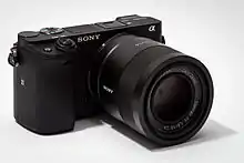 Description de l'image Sony Alpha ILCE-6300 APS-C-frame camera with lens.jpeg.