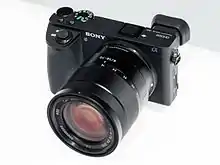 Description de l'image Sony Alpha ILCE-6500 front-left 2017 CP+.jpg.