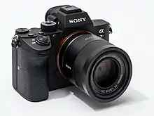 Description de l'image Sony Alpha ILCE-7RM3 full frame camera with lens.jpeg.