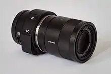 Description de l'image Sony Alpha ILCE-QX1 APS-C-frame camera with lens.jpeg.