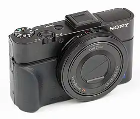 Le RX100 II, équipé d'un grip additionnel AG-R1.