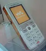 Sony Ericsson W800i (en), sortie en 2005.