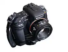 Description de l'image Sony a 300 with vertical grip-detoured.jpg.