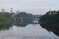 Vue de la cathédrale et du clocher depuis la rivière Vologda et le pont d'Octobre. Brume matinale