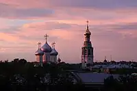 La cathédrale Sainte-Sophie et son clocher domine le centre de la ville de Vologda. Coucher de soleil