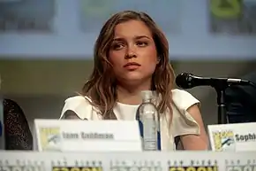 Sophie Cookson interprète Roxy