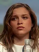 Sophie Cookson est Roxy