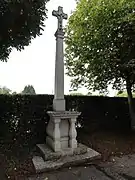 Un des deux croix, accès au cimetière.
