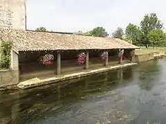 Lavoir sur le petit bras de la Meuse.