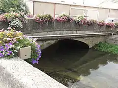 Pont sur le petit bras de la Meuse.