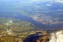 Photo aérienne qui montre la ville de Sorel-Tracy, le fleuve Saint-Laurent et les Îles de Sorel.