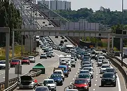 La Rocade à la fin du pont d'Aquitaine en direction de l'aéroport, section souvent saturée du fait du passage de 2×3 voies à 2×2 voies quelques centaines de mètres après la traversée du pont, Aire urbaine de Bordeaux