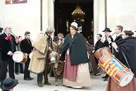 Sortie de la messe, les tambourinaires accueillent le flouca.