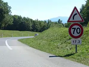 Accompagné d'une limitation de vitesse, sortie 17 de l'autoroute A41.