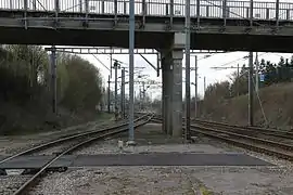 Sortie Ouest de la gare (directions Rouen à gauche et Motteville à droite).