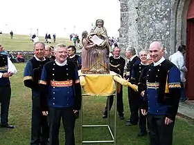 La statue sortie de la chapelle avant le couronnement.